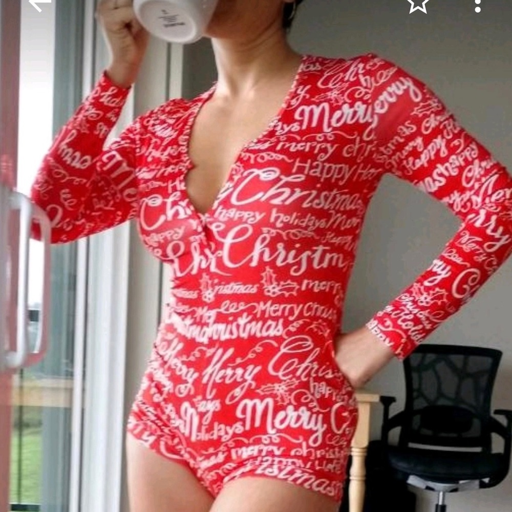 NEW Holiday print long sleeve sleep romper/onsie
